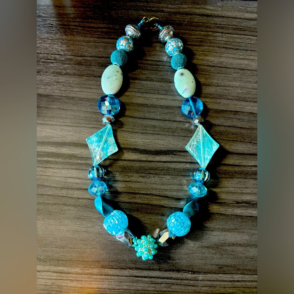 Jesse James beaded necklace. 19 inches total length. Toggle clasp.